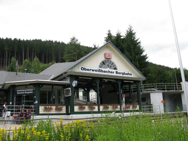 Obstfelderschmiede: Talstation der Oberweißbacher Bergbahn sowie Haltepunkt der Schwarzatalbahn
