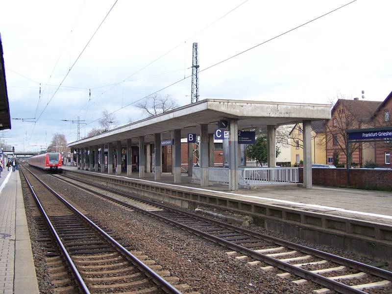 Hausbahnsteig des Bahnhofs Frankfurt-Griesheim mit stadteinwärts fahrender S-Bahnlinie 1.