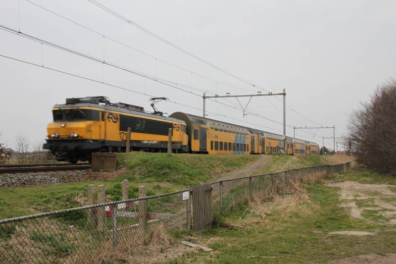 Een treinstam DDAR passeert de halte OLV ter Nood