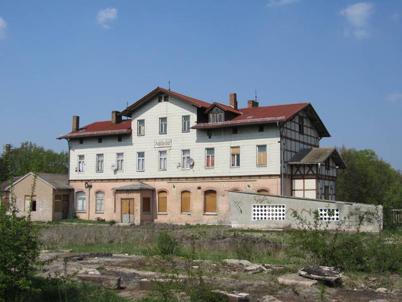Das Bahnhofsgebäude von Kölleda (Thüringen).