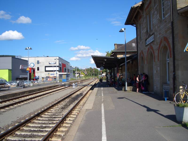 Bad Mergentheim, Bahnhof, Blick Richtung Weikersheim auf den BÜ.