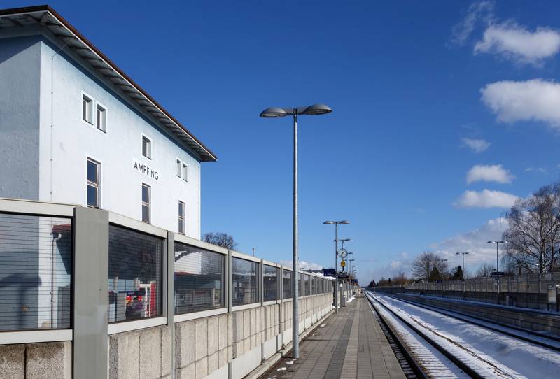 Bahnhof Ampfing, Nordbahnsteig Blickrichtung Mühldorf, Januar 2015