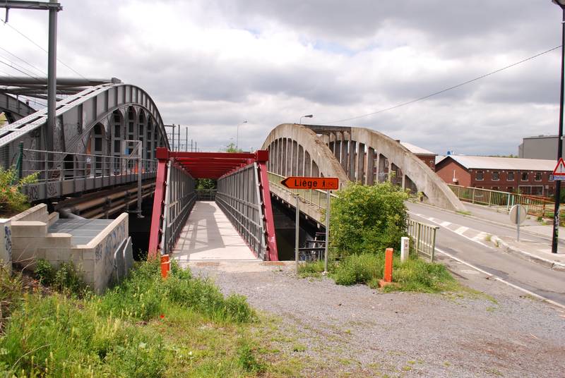 Le pont routier, la passerelle pour les piétons et le pont de chemin de fer sur l'Ourthe, à Angleur.