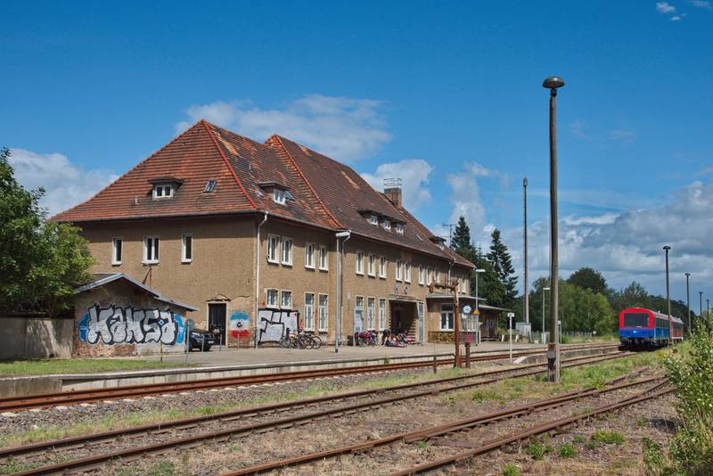 Blick auf das Empfangsgebäude vom Bahnhof Mirow.