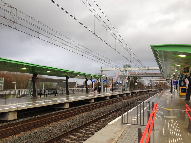 Station Halfweg-Zwanenburg met op de achtergrond SugarCity