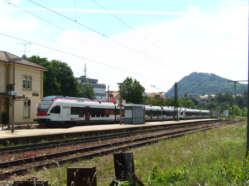 Ein „Seehas“-Zug aus Konstanz steht im Endbahnhof Engen, im Hintergrund der Hohenhewen