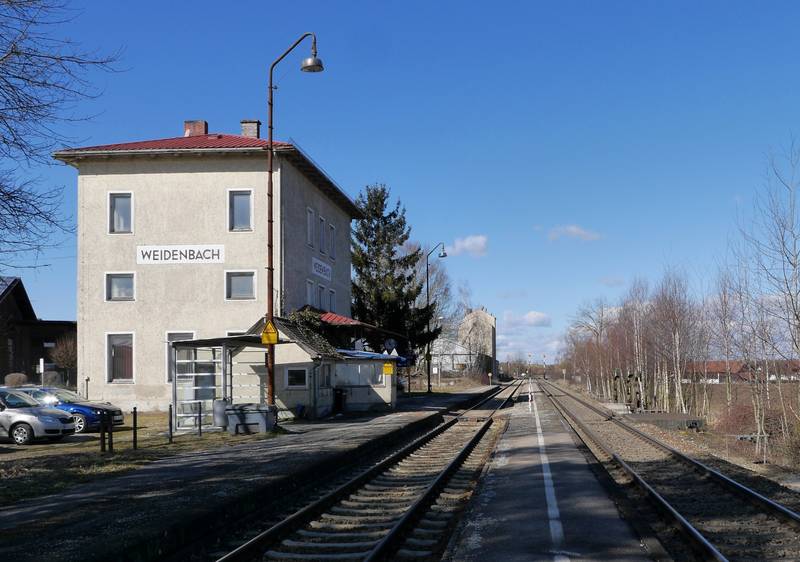Empfangsgebäude und Bahnsteige des Bahnhofs Weidenbach, Ansicht von Osten