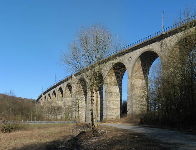 Altenbeken Viadukt03 2011-03-19.jpg