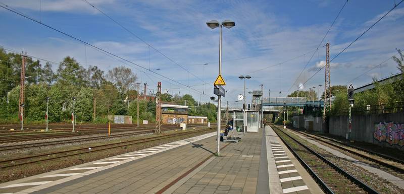 Bf Gladbeck West: Bahnsteig in Blickrichtung Gelsenkirchen-Buer Nord.