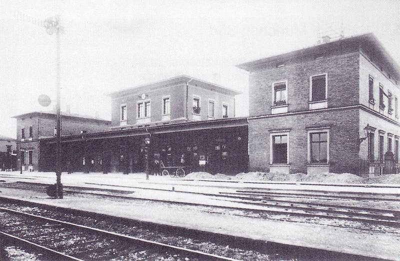 Empfangsgebäude des Bahnhofs München Süd von der Gleisseite
