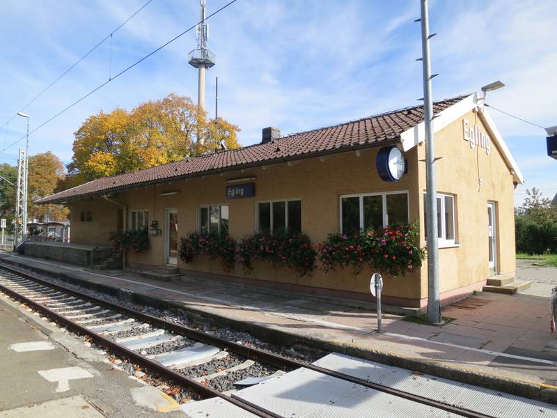 Empfangsgebäude des Bahnhofs Egling an der Ammerseebahn von der Gleisseite