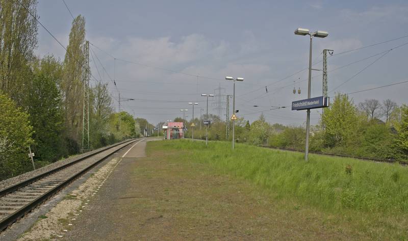 Hp Friedrichsfeld (Niederrhein): Bahnsteig in Blickrichtung Wesel.