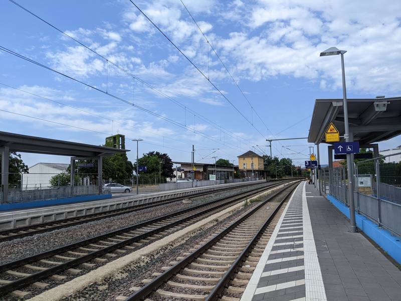 Gleise und Bahnsteige Oestrich-Winkel, Empfangsgebäude im Hintergrund