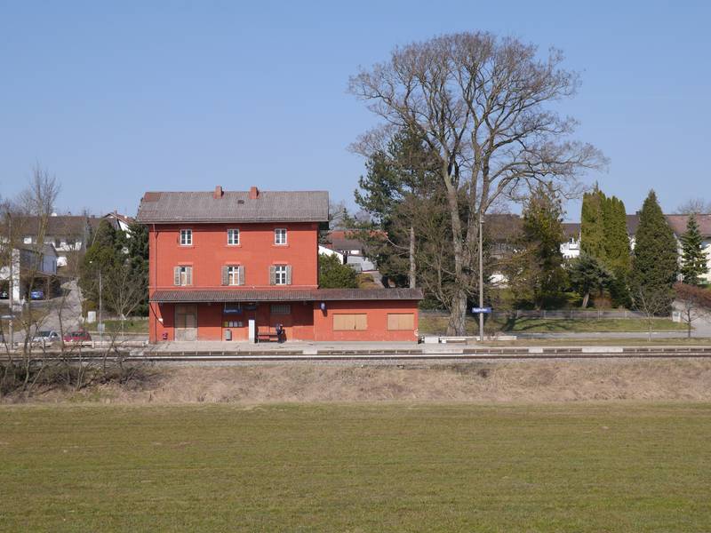 Empfangsgebäude und Hausbahnsteig des Bahnhofs Egglkofen, von der Eberlstraße