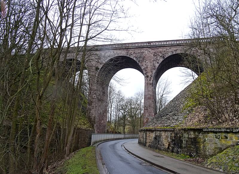 Viadukt (53 m) der Kanonenbahn über die Unstrut (links) zwischen Dingelstädt und Kefferhausen