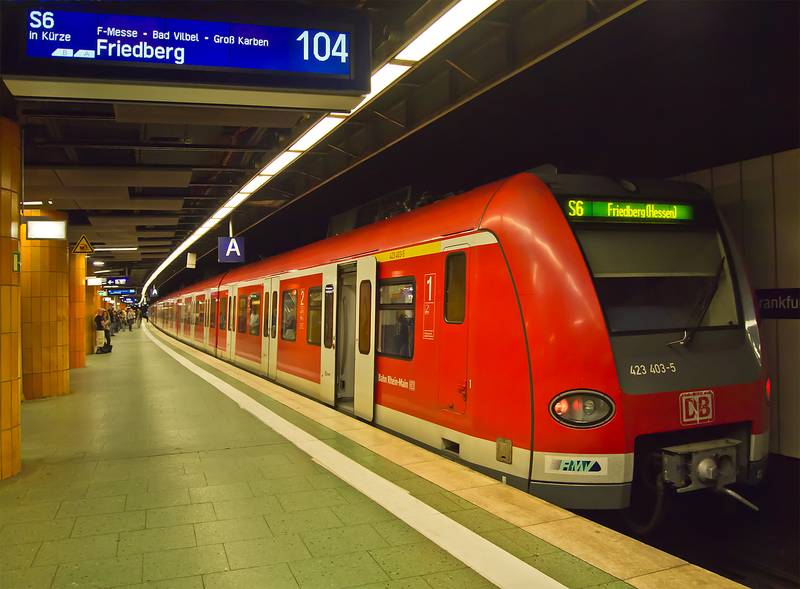 Frankfurt Hauptbahnhof tief S-Bahn S6.jpg