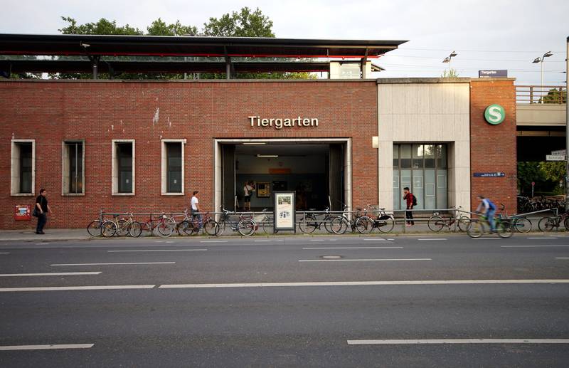Der Haupteingang des Bahnhofs Berlin-Tiergarten auf der Berliner Stadtbahn von der Bachstraße aus