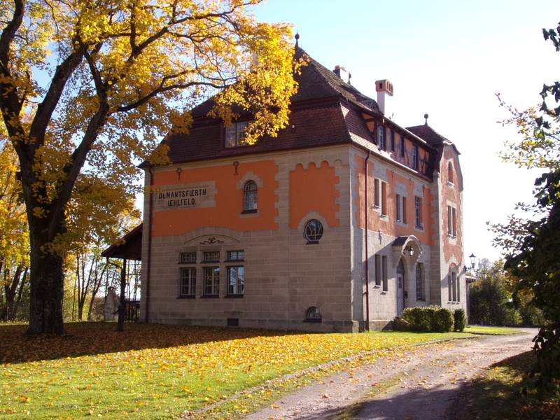 ehemaliges Bahnhofsgebäude Demantsfürth-Uehlfeld, Straßenseite