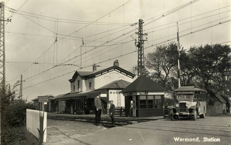 Gezicht op het N.S.-station Warmond te Warmond, met links van de overweg het seinhuis post T.