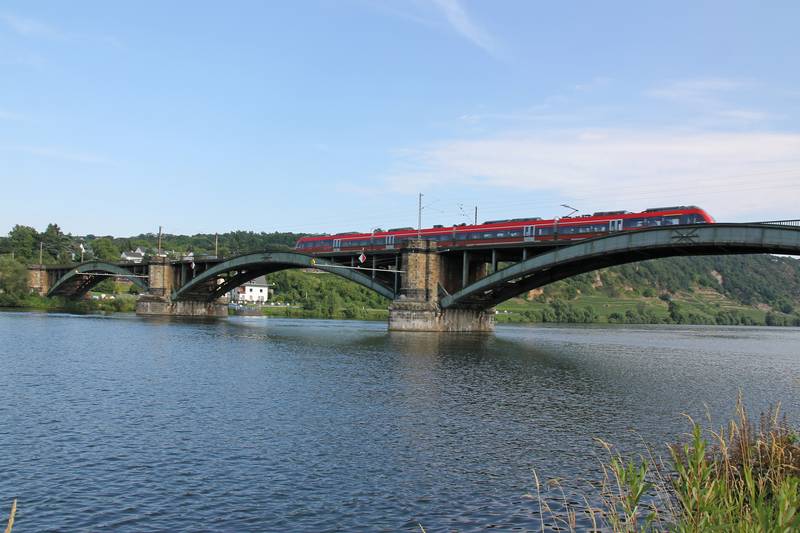 Gülser Eisenbahnbrücke 01 Koblenz 2013.jpg