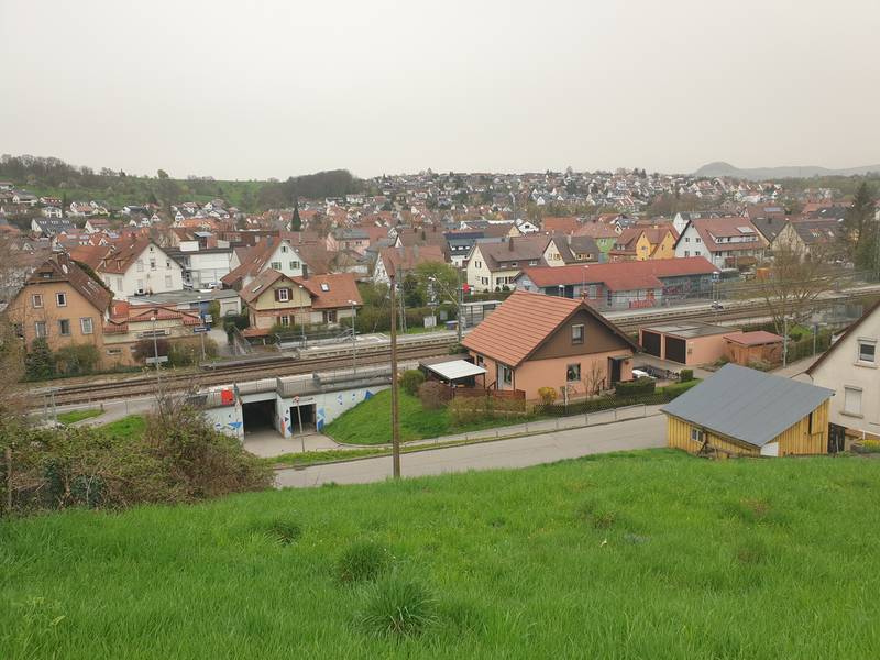 Ansicht des Bahnhofs von leicht erhöhter Position