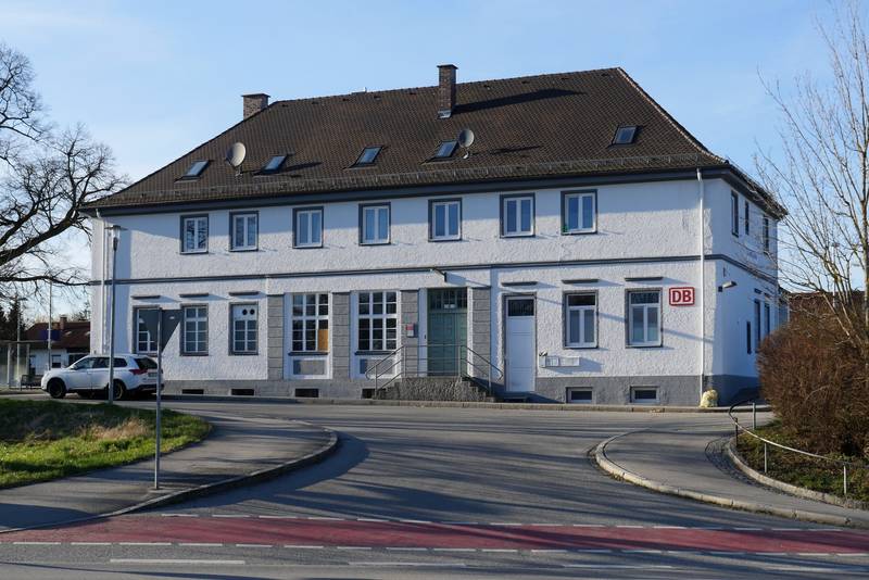 Empfangsgebäude des Bahnhofs Töging (Inn) von der Straßenseite.