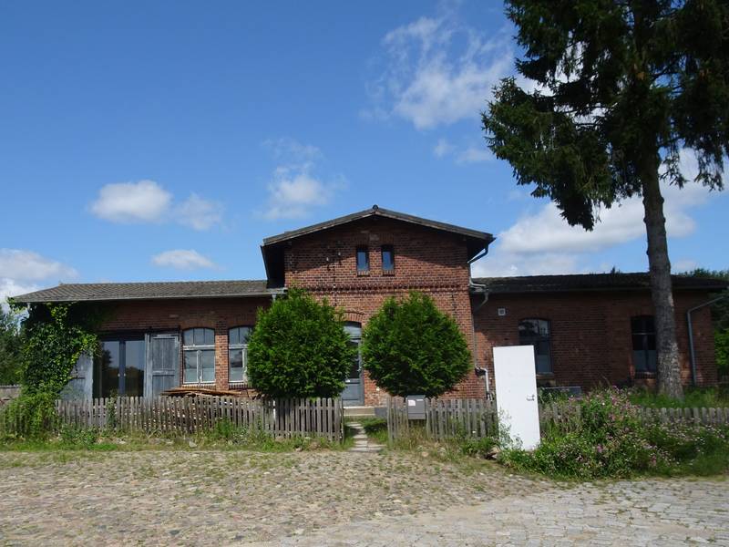 Bahnhof Thurow (Meckl), denkmalgeschütztes Empfangsgebäude
