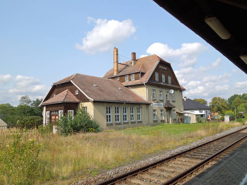 Blick vum Bahnsteig zum Empfangsgebäude von dem Bahnhof Hainewalde