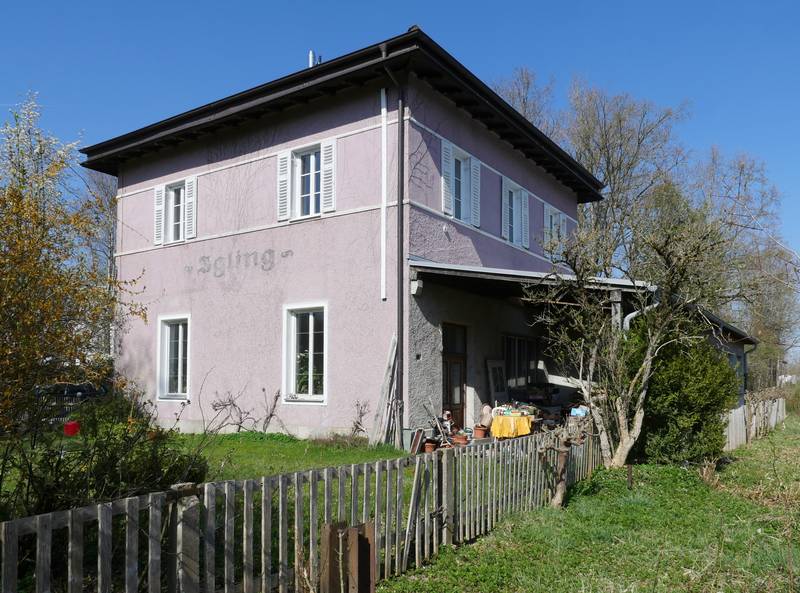 Empfangsgebäude des aufgelassenen Bahnhofs Igling von der Gleisseite.