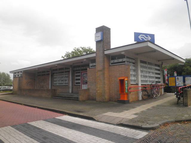 Type: Vierlingsbeek. Concrete skeleton with steal windows and yellow stones. Architect is W. Kloos.
