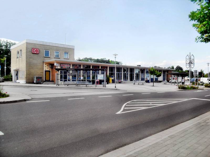 Die Empfangshalle des Alzeyer Bahnhofes in Rheinhessen von der Bahnhofstraße aus (in Deutschland)