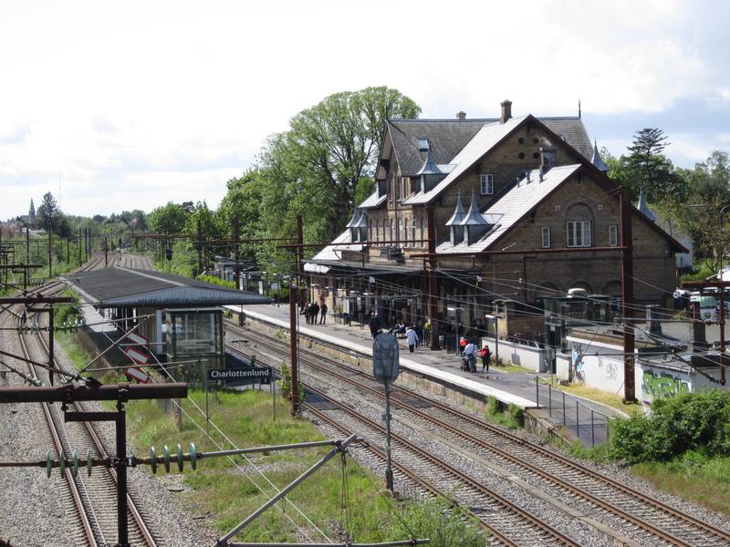 Charlottenlund station.JPG