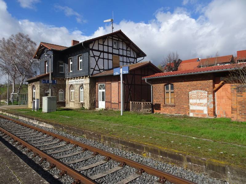 Bahnhof Wasserthaleben, Empfangsgebäude und Güterschuppen, Gleisseite, Ansicht von Südosten