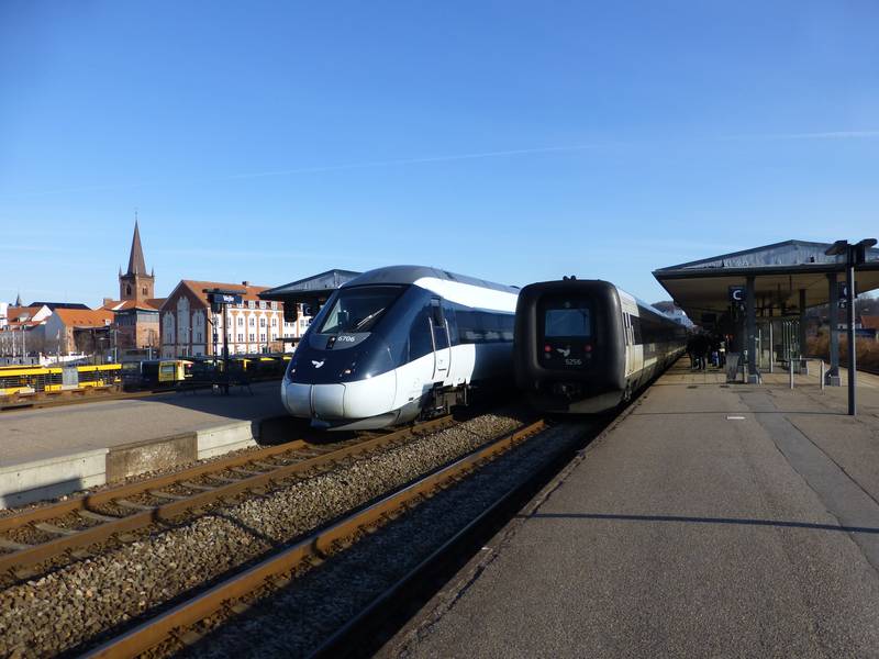 The diesel multiple units DSB IC2 06 and DSB IC3 56 at Vejle Station in Denmark.