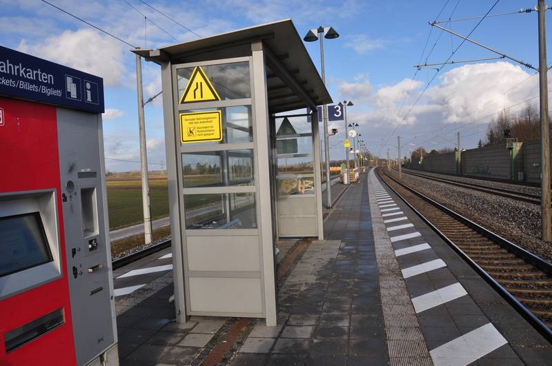 Blick vom Aufgang auf den Bahnsteig