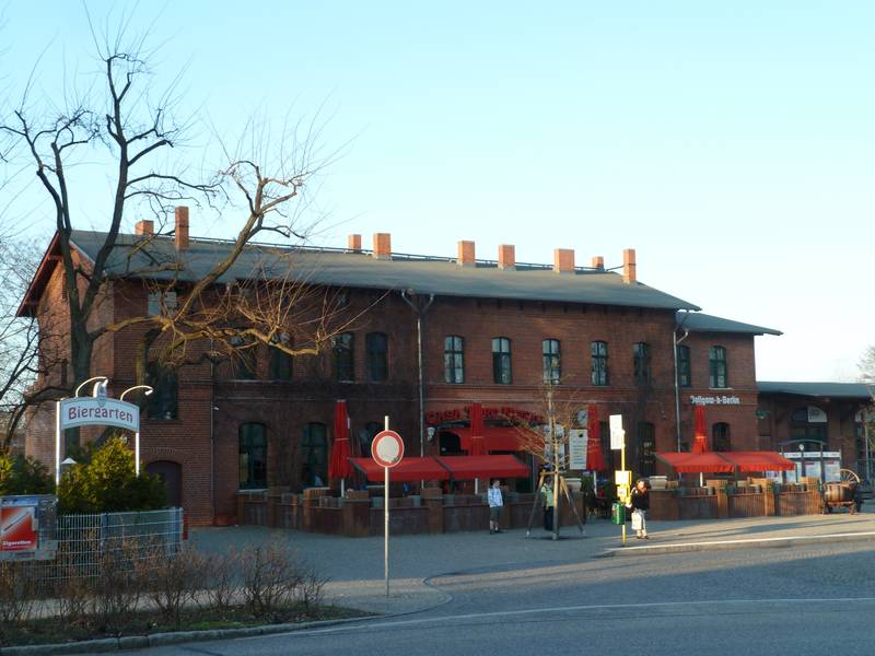 Bahnhof Dallgow-Döberitz mit Vorplatz