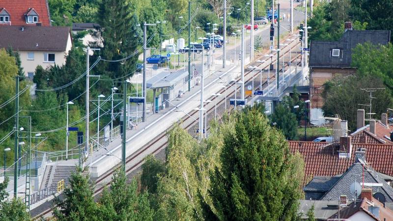 S-Bahnhof Offenbach-Bieber vom Bieberer Aussichtsturm fotografiert