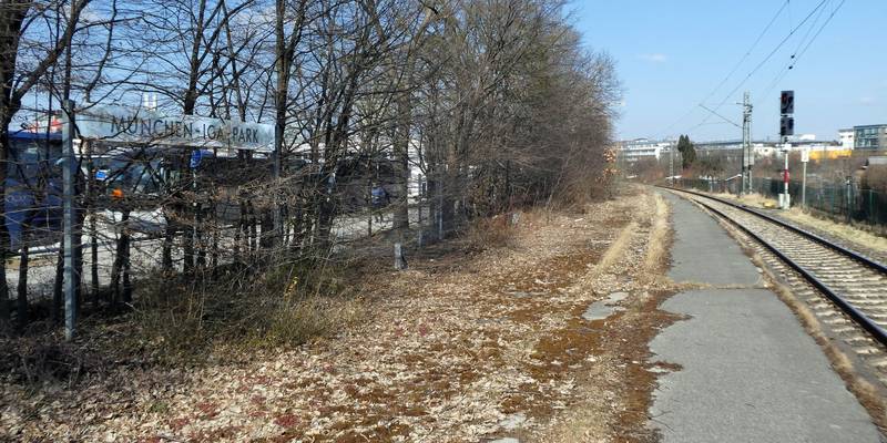 München, Bahnsteig des ehemaligen Bahnhaltepunkts IGA-Park an der Sendlinger Spange.