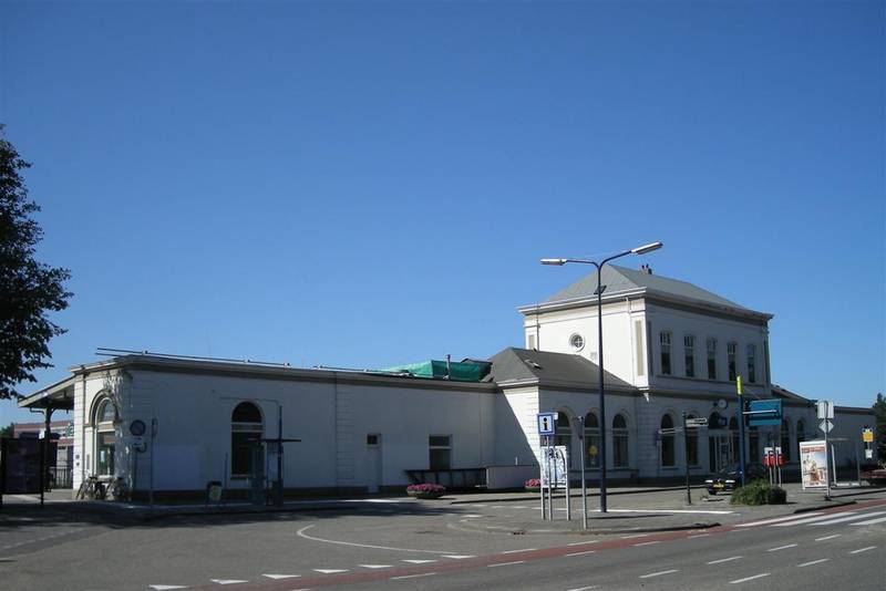 <p>Station Harlingen, voorzijde