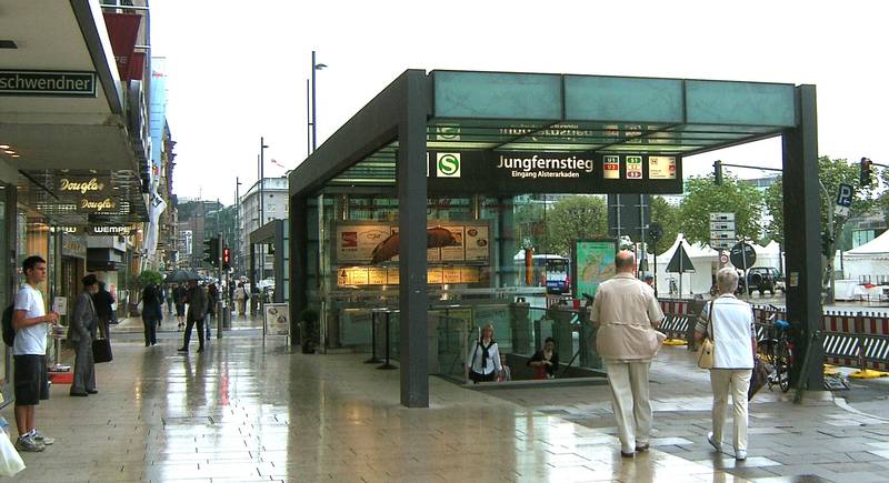 Eingang zum U- und S-Bahnhof Jungfernstieg in Hamburg.
