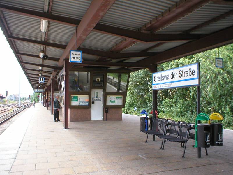 Platform of Berlin's suburban rail station Greifswalder Straße
