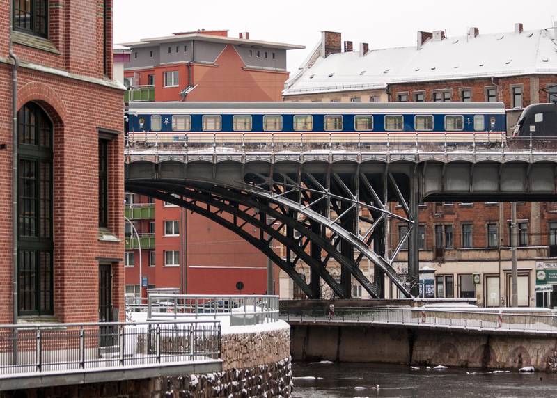Filigrane Konstruktion des Eisenbahnviadukts über der Annaberger Straße in Chemnitz