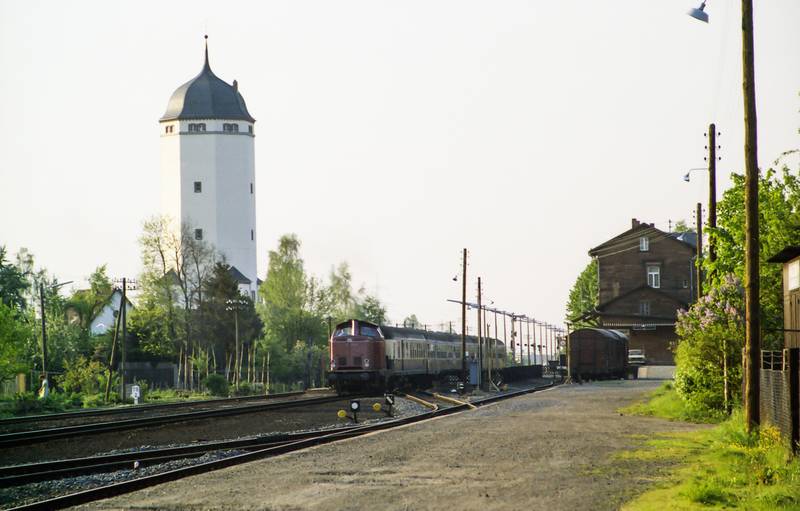 Bahnhof und Wasserturm Seligenstadt am 14.5.1980 mit Lok 212 358-6.jpg