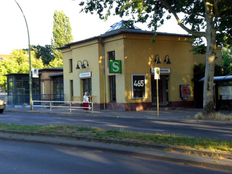 Empfangsgebäude S-Bahnhof Berlin-Südende, fotographiert über den Steglitzer Damm