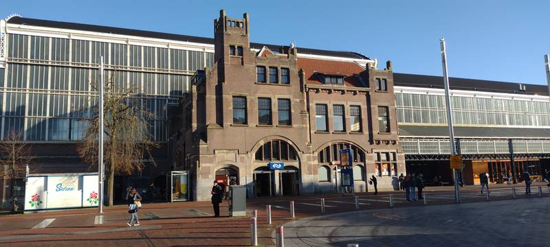 The station building of Haarlem, with the renewed square.