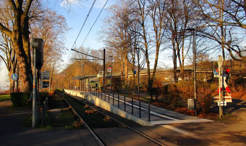 Bad Honnef Rheinpromenade Stadtbahnhaltestelle Bad Honnef Am Spitzenbach 2023.jpg