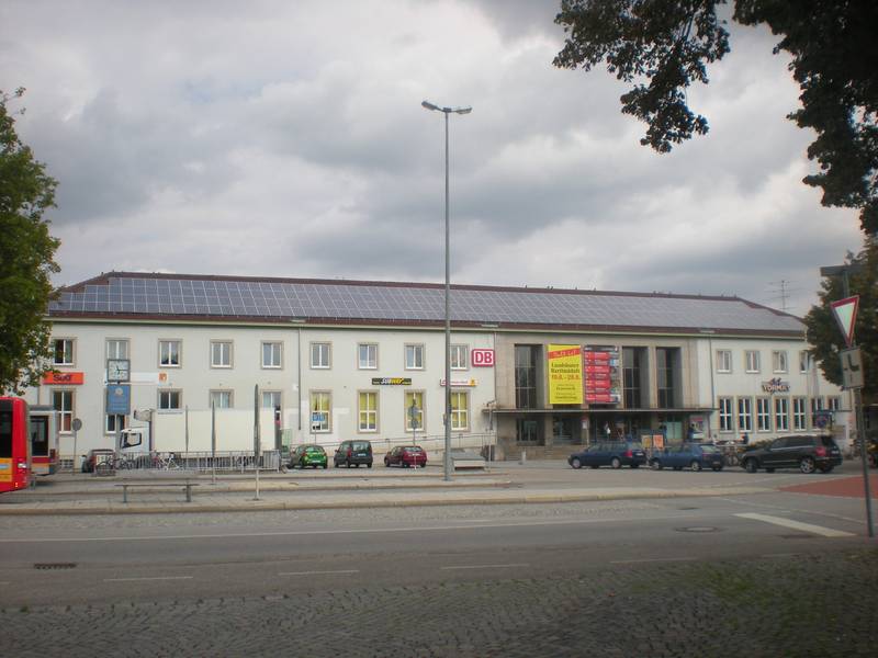 Frontansicht des Bahnhofsgebäudes des Landshuter Hauptbahnhofs