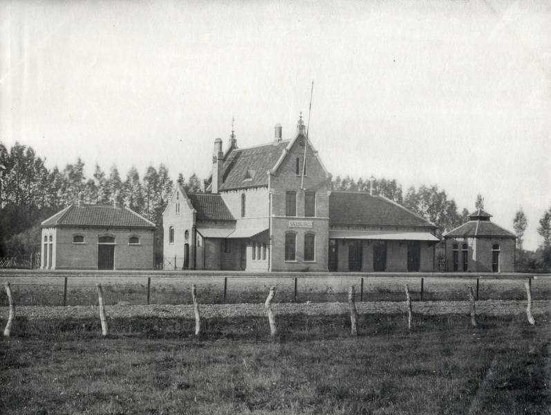Gezicht op het station Valburg van de Staatsspoorwegen te Valburg.