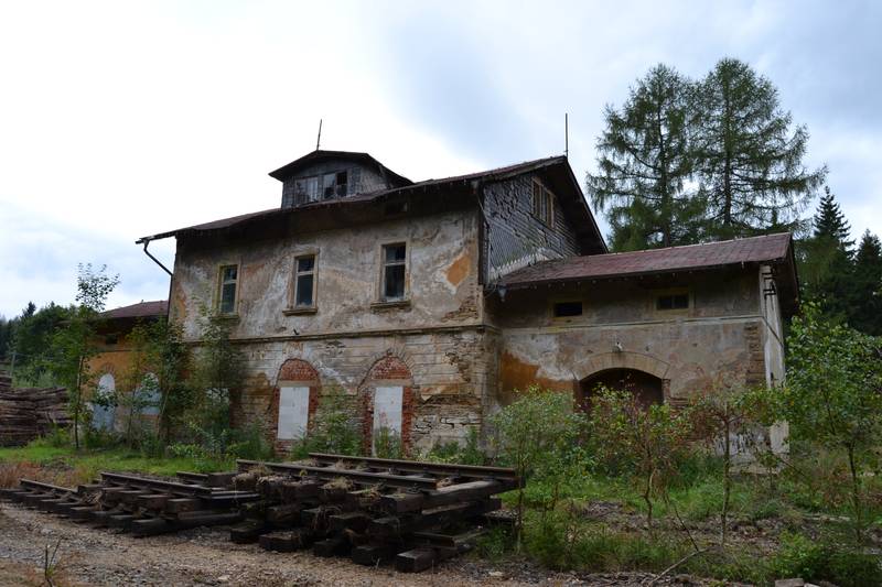 Blick auf das ehem. Empfangsgebäude (Gleisseite) des Bahnhofs Gelobtland im Erzgebirge.