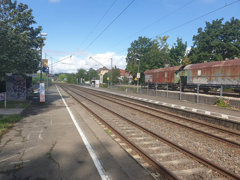 Blick in Richtung auf Reutlingen Hbf den Bahnsteig des Westbahnhofs Reutlingen entlang